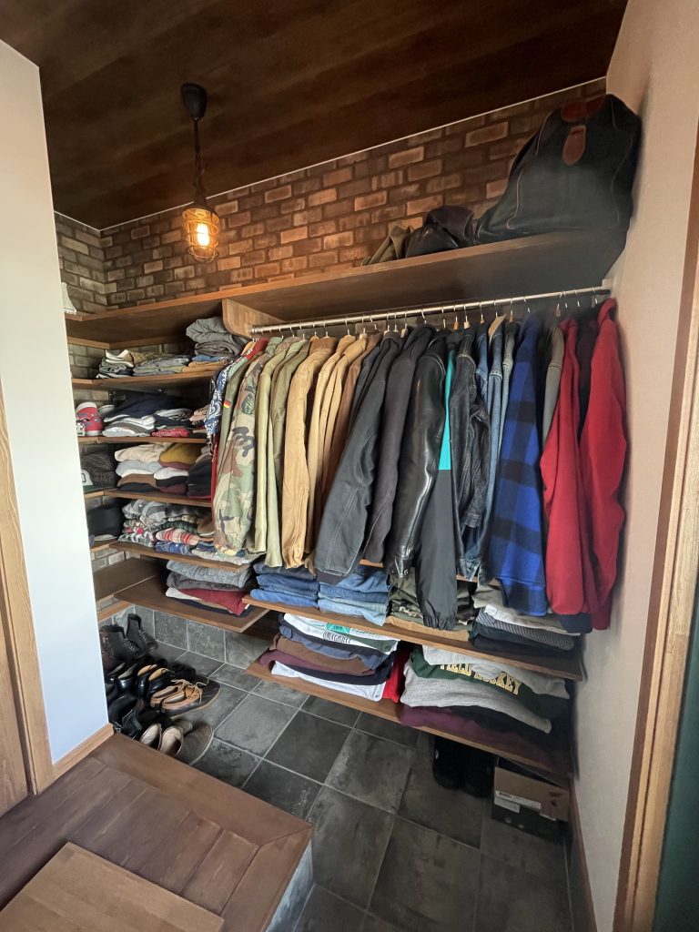 空間を有効活用し、古着屋さんのようなディスプレイを楽しむ。6畳の一人暮らしインテリアgoodroom journal