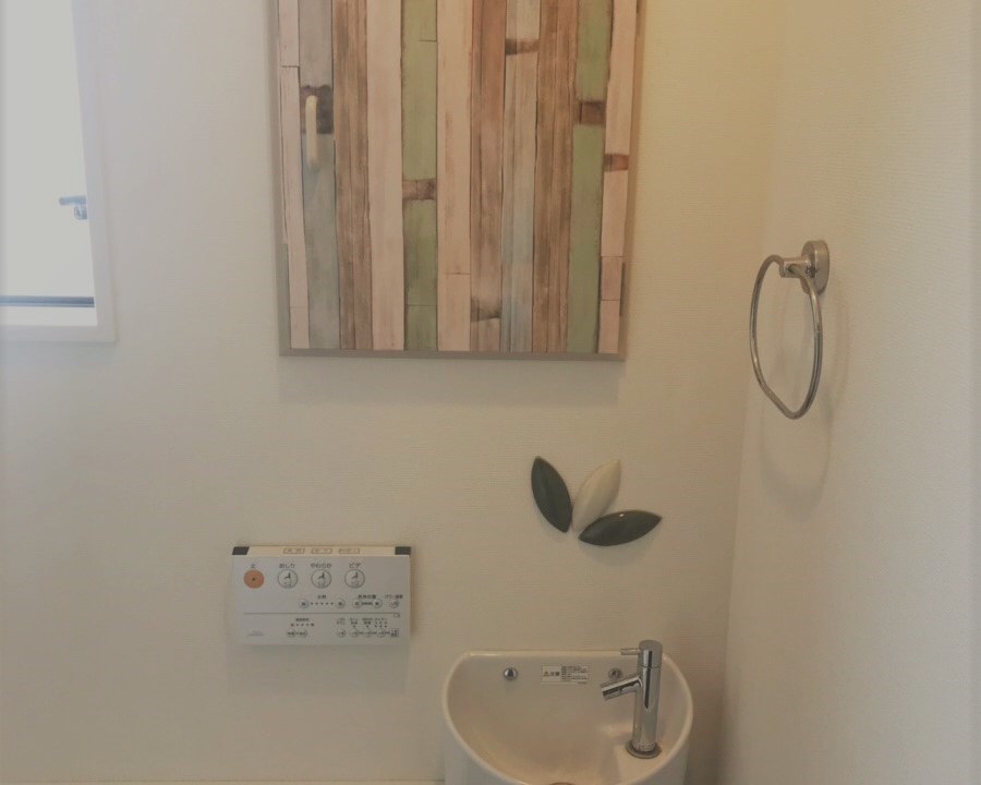 賃貸でも出来るトイレの石膏壁にお洒落な飾り棚を取り付ける方法arico+DIY