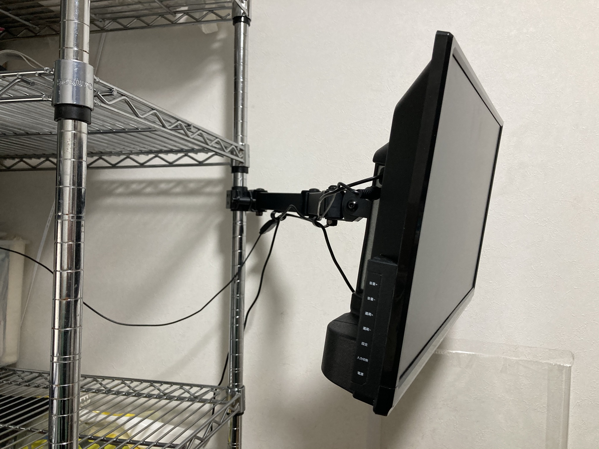 モニターアーム ポール取付 支柱 パイプ 大型モニター 32から55インチ 長めアーム アームのみ 縦向き設置 ラックマウント メタルラックEEX-LA048