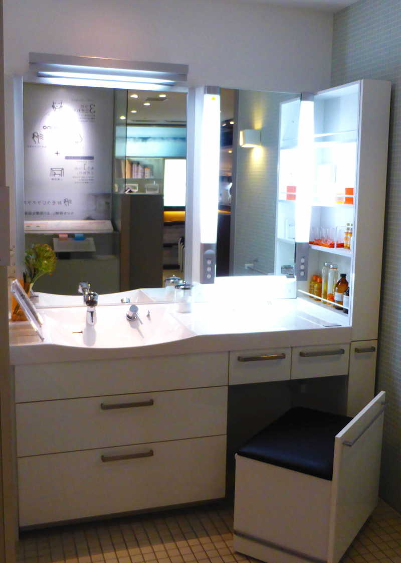 みなさん、こんにちは😊 セキスイハイム山陽です 本日はセキスイハイムの施工事例より 「＼機能性だけじゃない デザイン洗面台3選」をお届けします使い勝手だでなく見た目にもおしゃれな洗面台を選んでみました ①グレー基調の空間にあわせて ブラックの洗面ボウルを