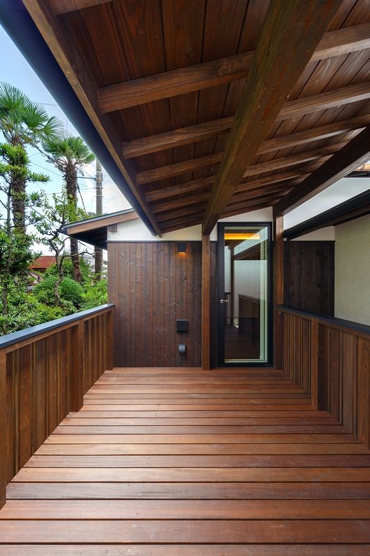 楽天市場 ウッドデッキ + テラス屋根 セット商品 樹ら楽ステージ 木彫 ＋ シュエット セット LIXIL基本工事費込みデッキ：ロング束柱・幕板Aテラス屋根 ： ポリカ屋根材・600タイプ人工木 樹脂 木調 木目 テラス 屋根 工事付 施工 人気 おすすめ