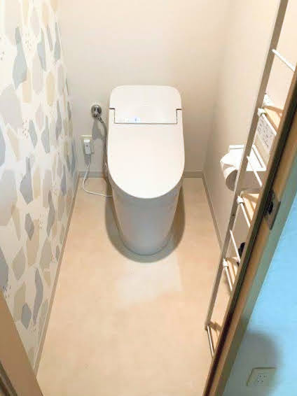 リフォームに向けて壁紙選び。 サンゲツのHPで 実際の壁紙の種類で シュミレーションできるのが 楽しすぎる🤭 トイレはボタニカル、私の部屋はパープルのアクセントクロスで決まり🌿