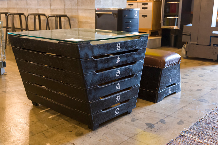 ゴミからインテリア!?渋谷パルコで廃材×アートの椅子やテーブルがズラリ - WWDJAPAN