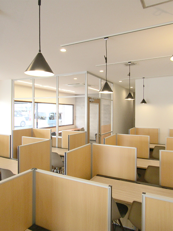 個別指導塾BaseFive 様 - 事務所レイアウト・デザイン・納入事例オフィス家具のカグクロ