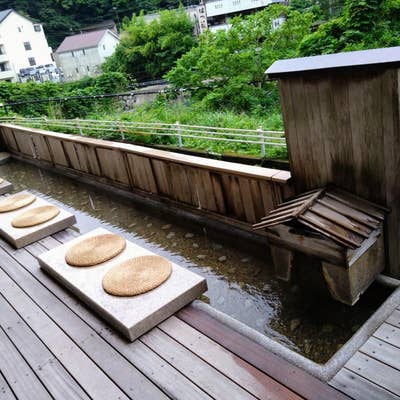 箱根湯本温泉 ホテル河鹿荘 | 早川を望む足湯やお部屋でほっこり。景色と自家源泉が自慢の和風旅館