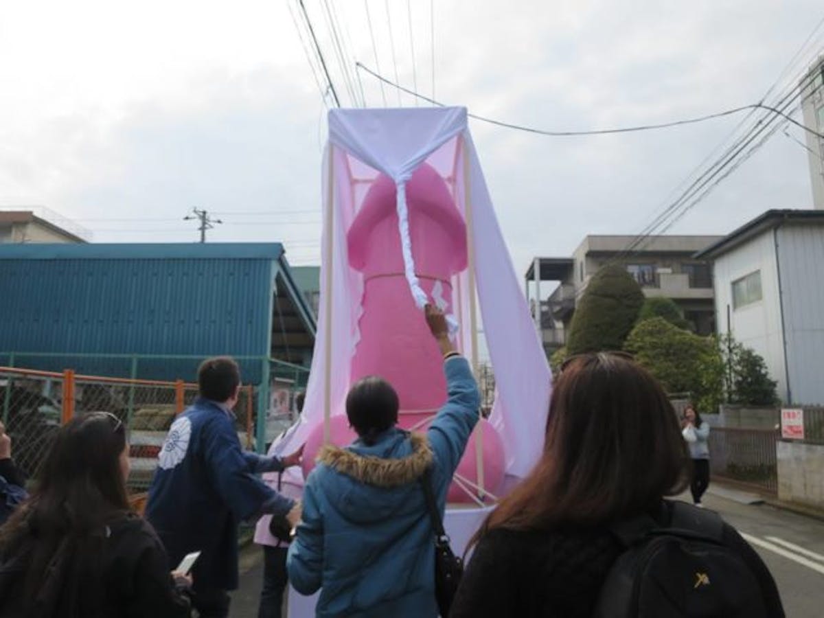 毎年4月の第一日曜日に川崎大師駅前、若宮八幡宮 金山神社にて行われる〈かなまら祭〉が4年ぶりに開催された。川崎の街は、ペニスの形をした蝋燭やキャンディー、そして手作りのコスチュームを着た地元民や観光客で埋め尽くされた。  金山神社は鍛冶の神様を祀る神社であっ 