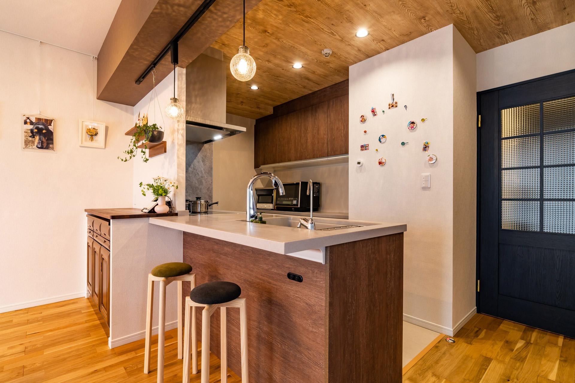 天井に木目クロスを使うデメリットとは？おしゃれな空間を作るポイントを解説つくば市で注文住宅を建てるならファミリア株式会社