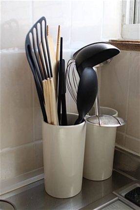 使い勝手の見直し＋100均フックで、ストレスなし！のキッチンツール収納 - 片づけ収納ドットコム