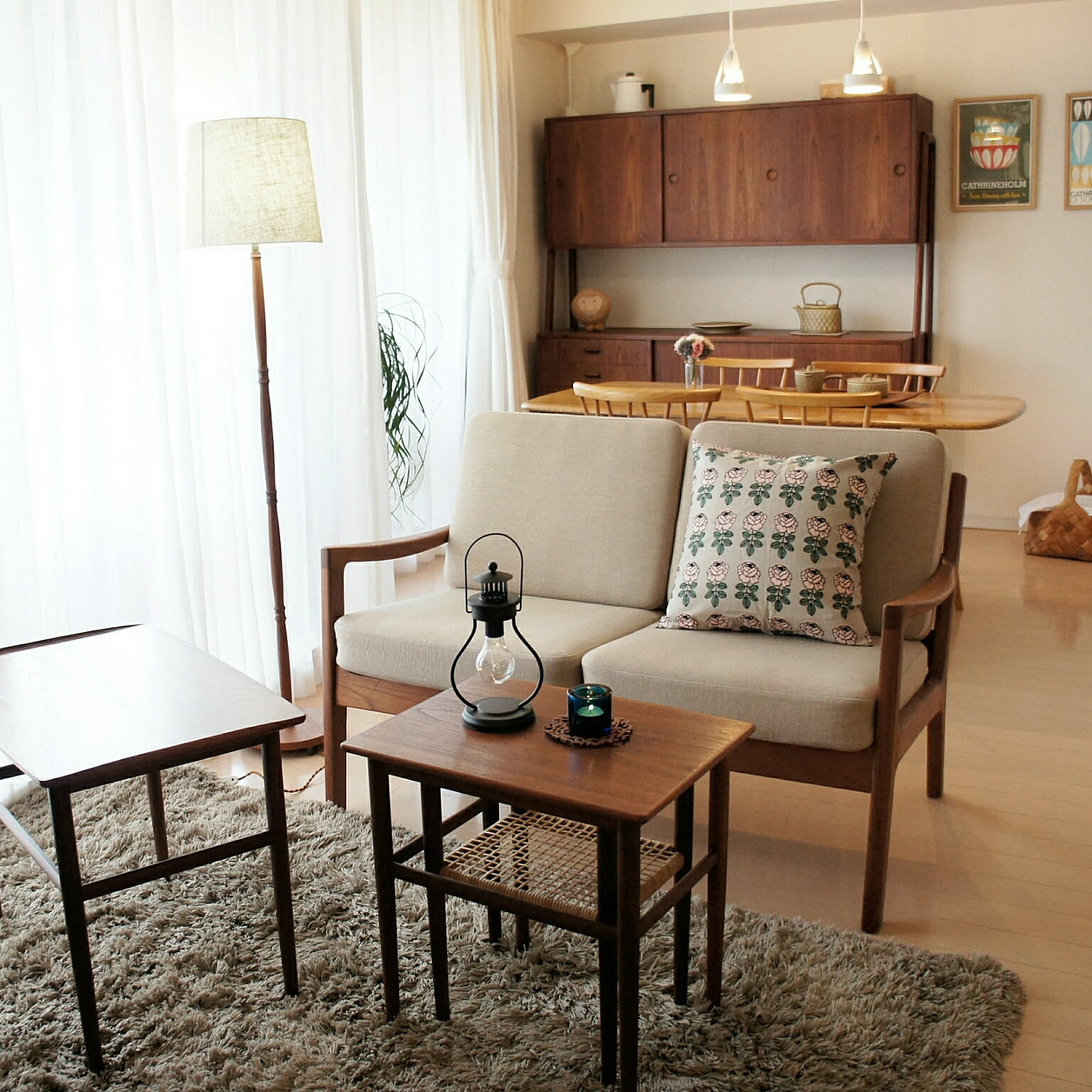 songdream onlinestore海外実例集43選 家具選びで迷わない!床が濃い色のフローリングを使用した部屋のおしゃれなインテリア集