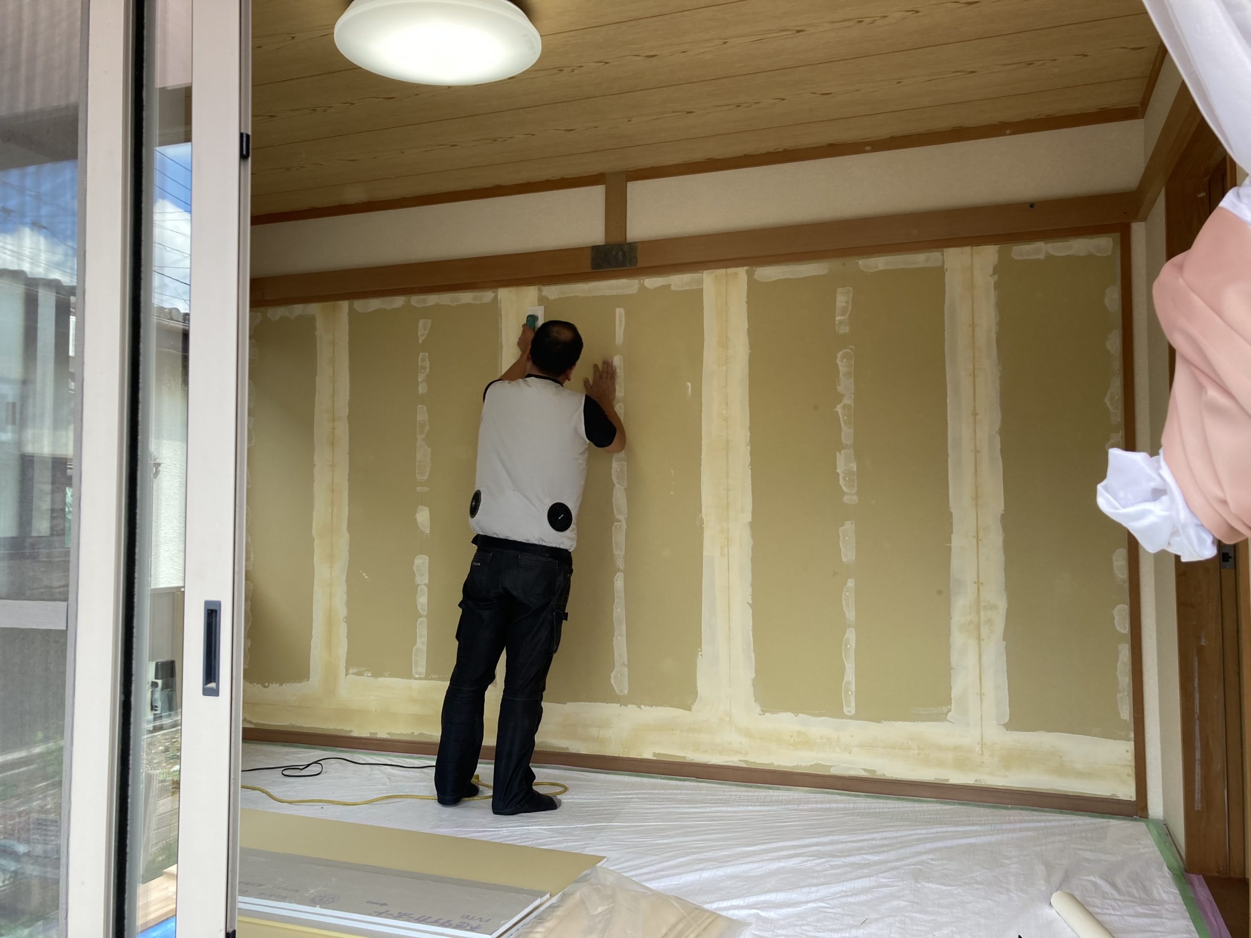 リノベでは、建具を取り払って壁にすることも。 襖で仕切ってる部屋は思い切って壁にしちゃうのも一つの手です☝️ そして、壁を作るなら絶対オススメなのは窓を嵌め込むこと✨部屋の明かり取りにもなるし、 グッと垢抜けますよ☺️ ⁡ ⁡ ご質問などお気軽に