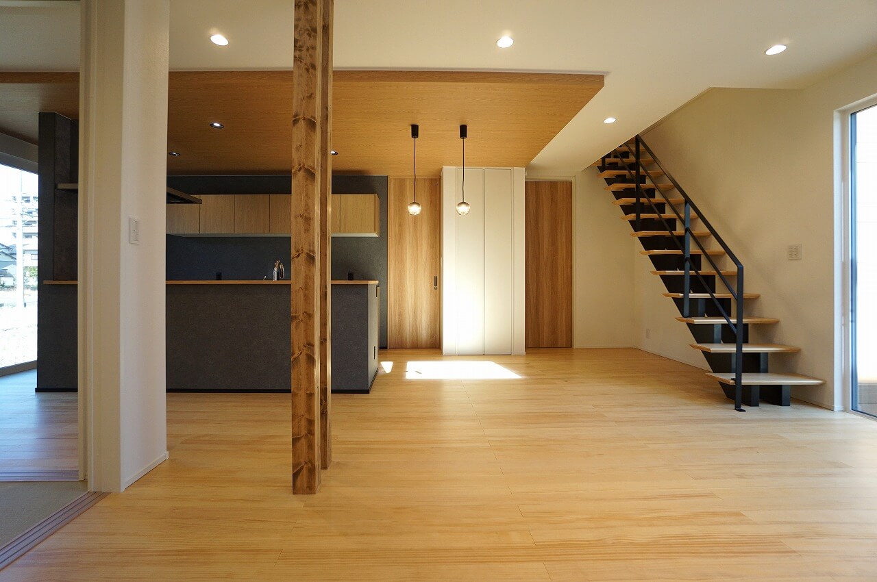 ウッドワンの木製オープン階段が、リビングに開放感とスタイリッシュなデザイン性をプラス -事例写真「大きな吹き抜けから明るい日差しの降りそそぐ家」注文住宅のハウスネットギャラリ