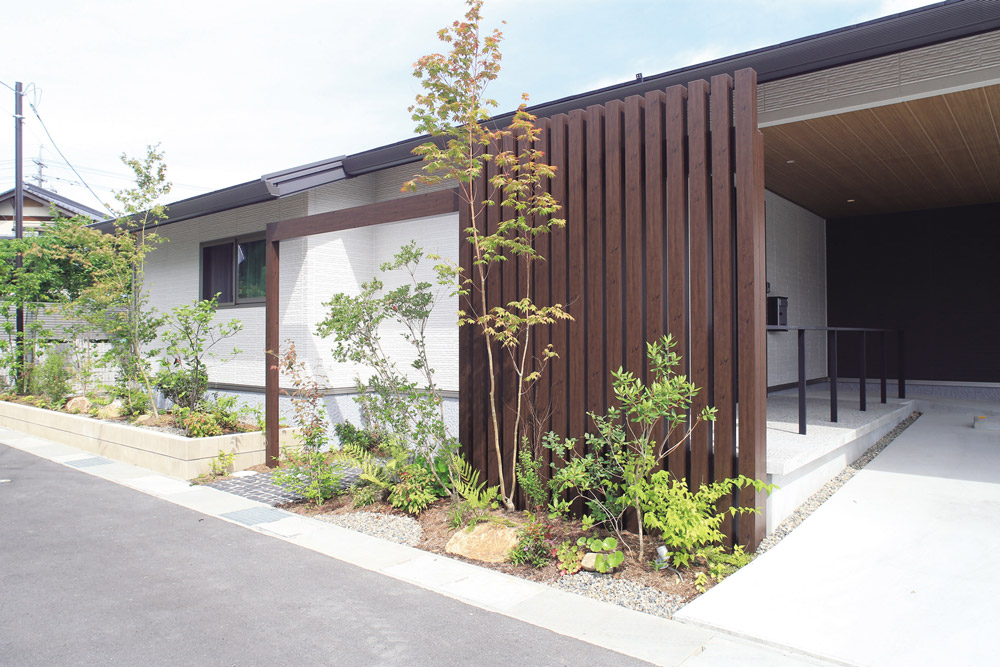 玄関が道路から丸見え！後付け目隠しの種類と玄関と似合うコーディネート例ウチソトスタイル