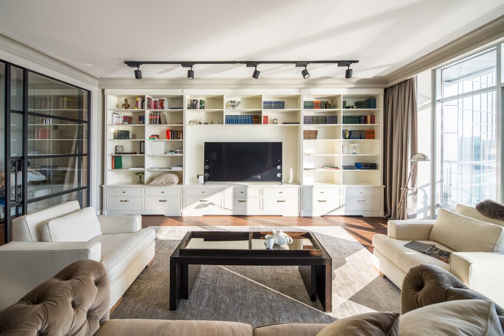 みんな気になる、壁掛けテレビ＆テレビ台＆テレビ裏アクセントウォール – 建房 －建房のつくる家－