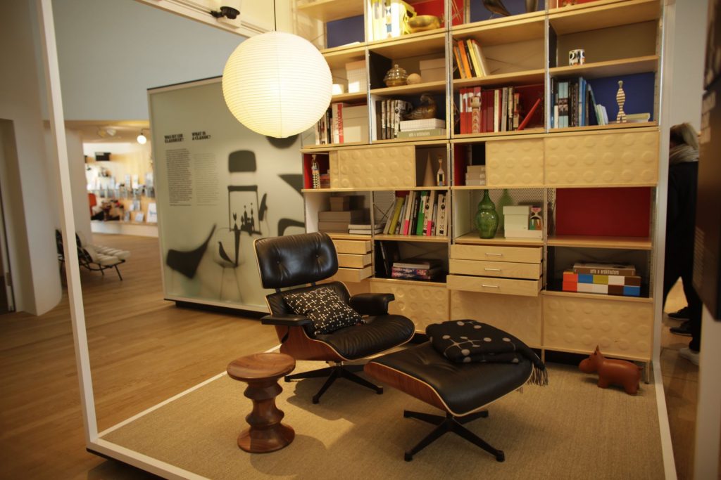 成功するミッドセンチュリーなリビングビンテージと新品家具のミックスが現実的団地インテリア × MID CENTURY MODERN