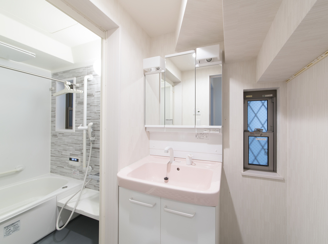 棚がない狭い洗面所の収納アイデア6選！DIYのコツやリフォームでできることを紹介 – Onnela オンネラ 暮らしに『楽』を、家族にワクワクを