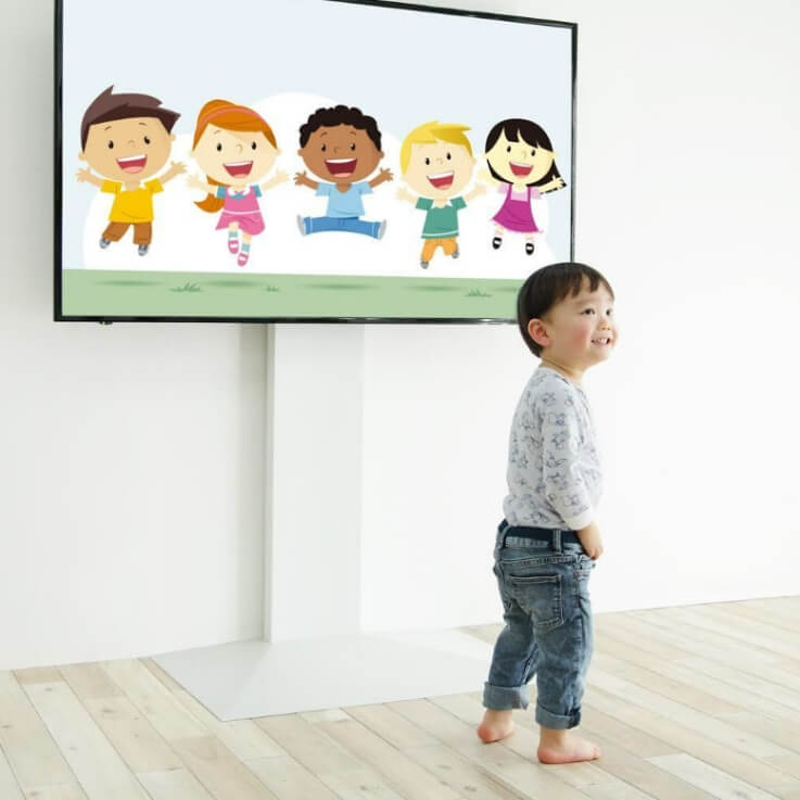 テレビ台に子どもが登るときの対策。環境の工夫と子どもへの伝え方子育て情報メディア「KIDSNA STYLE」