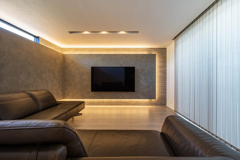 以前よりよくご質問いただいてた テレビ上の照明の位置についてˎˊ˗ ⁡ やっと測れたのでまとめました😊 ⁡ ダウンライトは 天井埋込型LED 調色調光拡散タイプ マイルド配光を採用しています♡ ⁡ ダウンライトの光が壁にほんわか 広がるのが好きでここのライトは