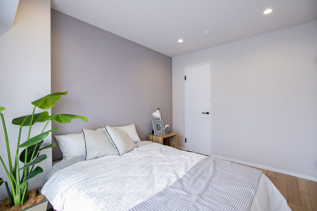 安眠効果も！寝室におすすめのアクセントクロス・壁紙の色や柄とは？オルラボ自分らしく楽しめる暮らしのメディア