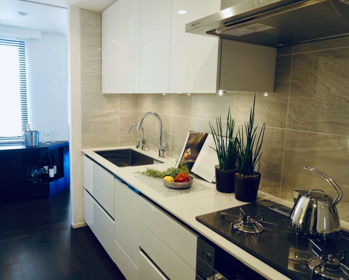 落ち着く色合いの洗面コーナー🪞✨ キッチンパネルで水はね防止✨造作洗面台キッチンパネル水はね防止ステムズミラーボックスフィオレットフィオレットソフトコンクリートフィオレットw1200ラシッサdキナリモダンキナリモダンコウノキキッチンパネル