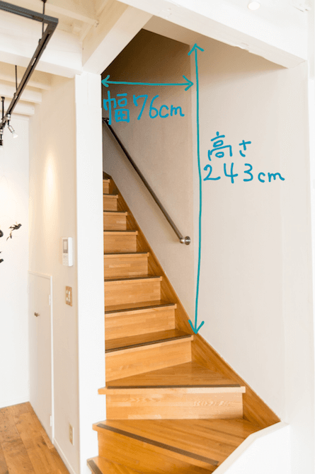 リビング階段で後悔？メリット・デメリットと便利なロールスクリーンを解説！ - ラグ・カーペット通販 びっくりカーペット