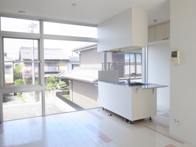 大きな窓が開放的なリノベ団地で、大切な人と穏やかに暮らす日々。 福岡市城南区63㎡の賃貸物件- 物件ファン