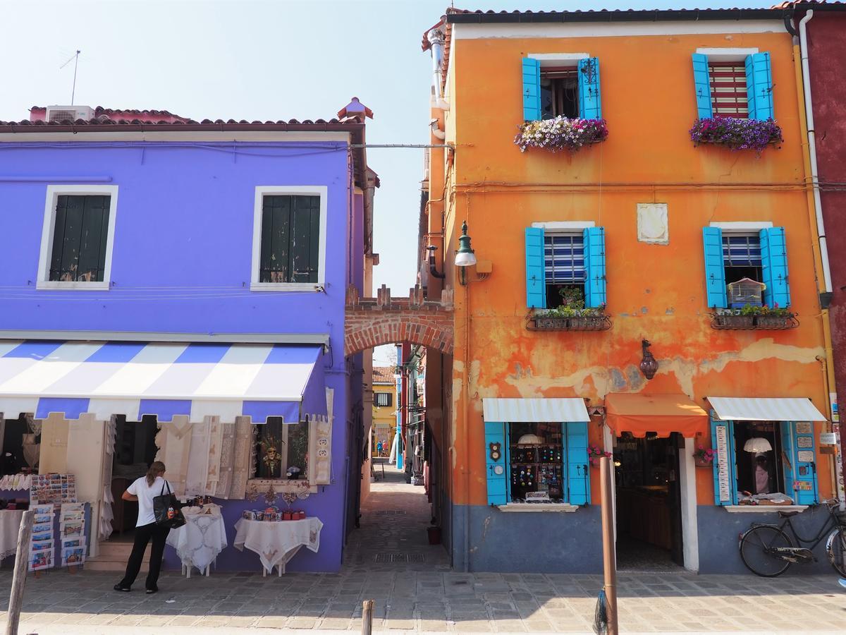 ヨーロッパ風のカラフルな家イラスト - No: 23946345無料イラスト・フリー素材なら「イラストAC」