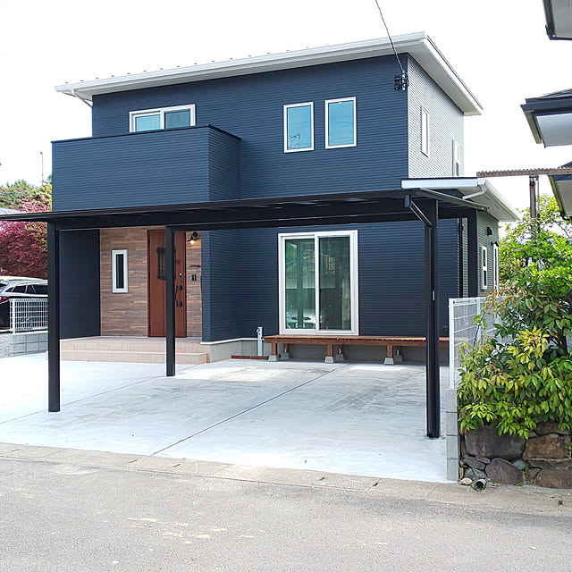 ネイビー×グレーの外壁🏠で落ち着いた印象にかっこいい印象のネイビーの外壁も、グレーを合わせることで優しく落ち着いた印象に。このお家の植栽はこれからですが、緑🌲とも相性がいいのでセンス良く、おしゃれに仕上げることが可能です✨毎日の暮らしが楽しくなる