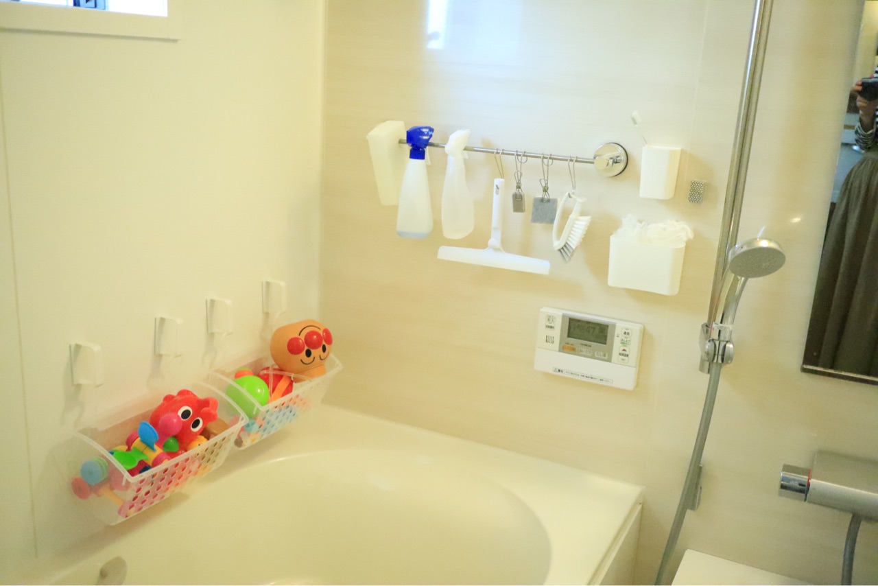 ✨ 今日はマグネットバストレイをご紹介💕 ⁡ 磁石で浴室の壁にくっつきます😂 ⁡ 浮かせて収納できるので衛生的です💓 ⁡ ◇マグネットバストレイ496895212438 セリア 110円 税込サイズ：約48×95×75mm ⁡ ・磁石で浴室の壁にくっつく！ ・浮かせて収納が可能 ・吸盤が