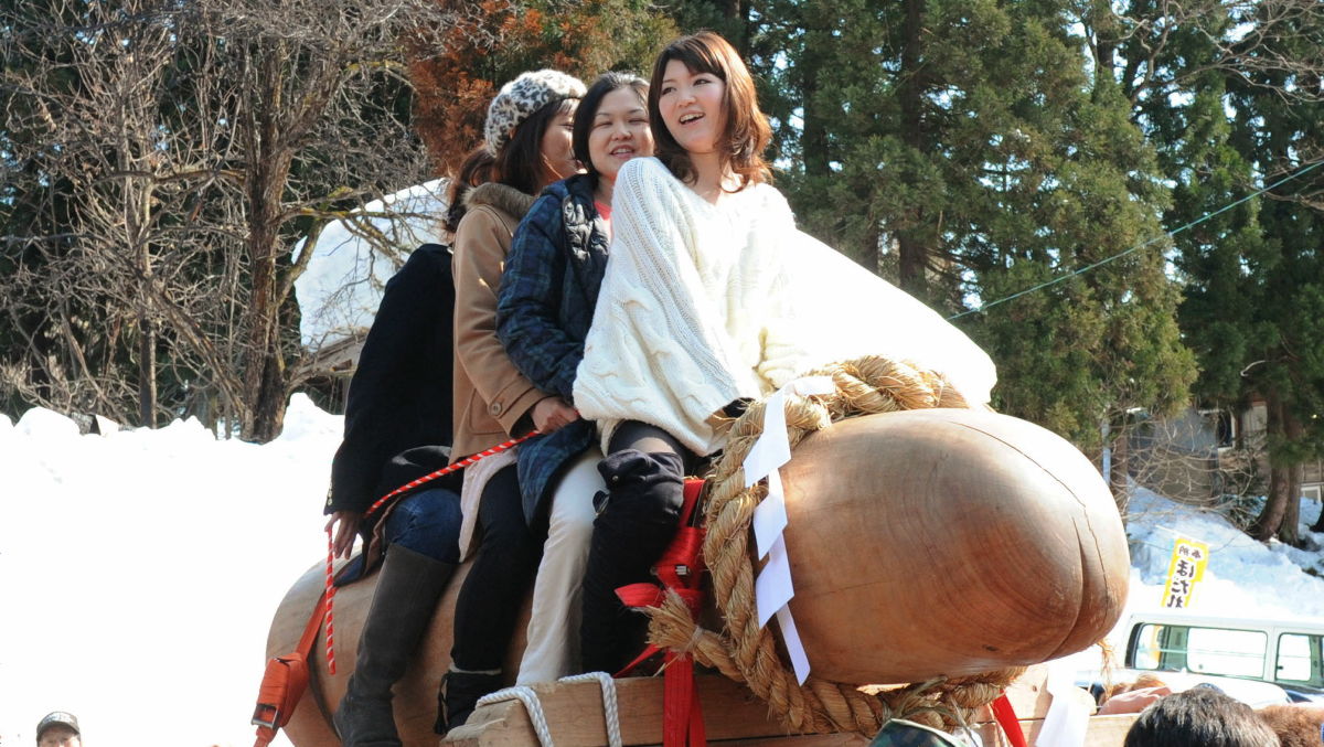 巨大な男根のご神体に初嫁を乗せて練り歩く奇祭「ほだれ祭り」写真＆映像集 - GIGAZINE