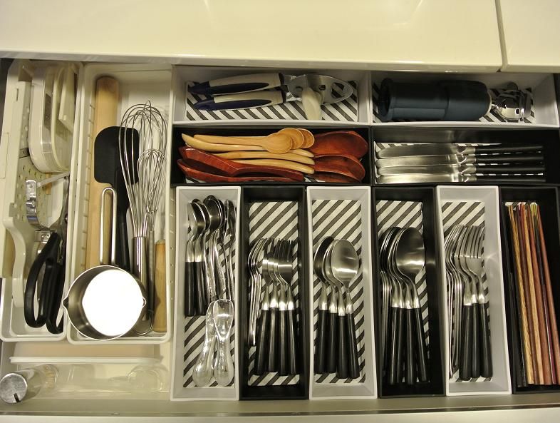 100均でキッチンツールスタンドおはよーございます☀️ ぐうたらんこですセリアのD型フックでIH下の引き出しの中にツールスタンドを作りましたー. 定位置を決めたほうがグチャグチャにならないねー♩ . D型フックはマグネットだけど、マグネットは使わずです 笑