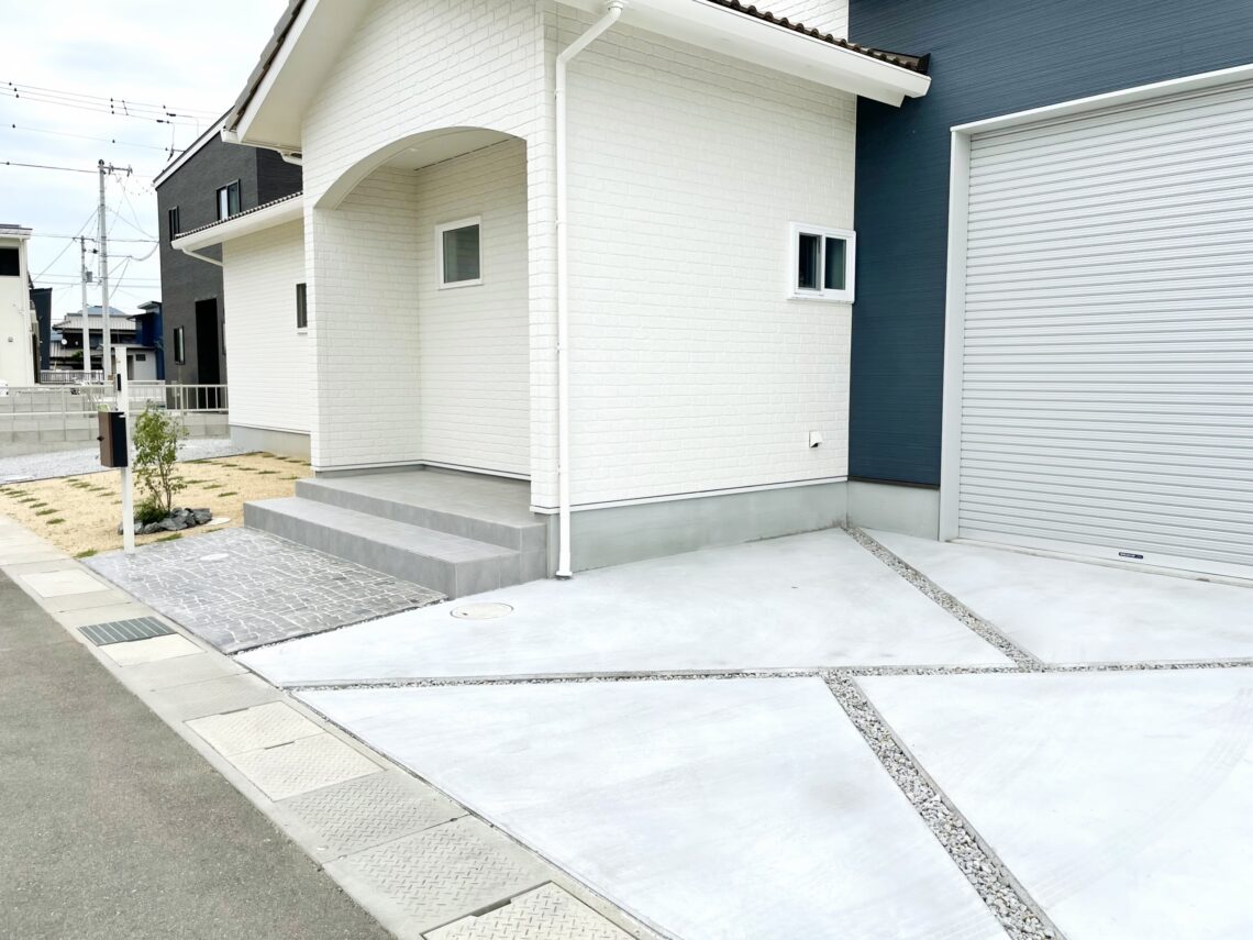 土間コンの中にラン系石を入れるだけでアプローチとして存在感があります✨外構外構工事外構デザイン外構おしゃれ外構アプローチ外構照明新居浜外構愛媛外構ロックガーデン外構エクステリアカーポートテラスエクステリアアプローチフェンス