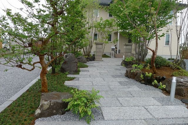 石張りの玄関アプローチをおしゃれにするコツ乱形石にこだわった外構事例もご紹介つくばガーデンイオンモールつくばエクステリア展示場