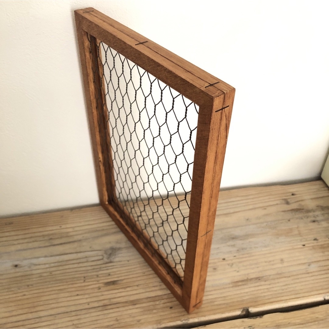 セリアささっと簡単DIY＊メッシュフレームで手間なし飾り棚 : elie's house DIY100均リメイカーエリィの暮らし＆レシピブログ