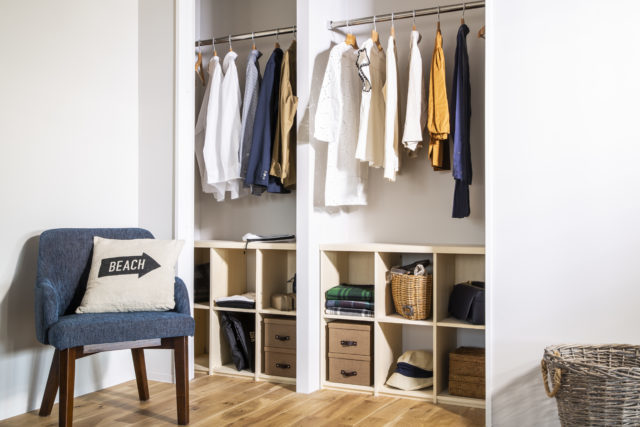 子供部屋のクローゼット・:* 6才、4才の娘のものを主に入れています。 二軍のおもちゃと本も。 基本的にここはあけっぱなしです。ドアを外してロールスクリーンにしたいなーと思いつつそのままになってる。笑 我が家にはウォークインクローゼットはありません。 新築時に