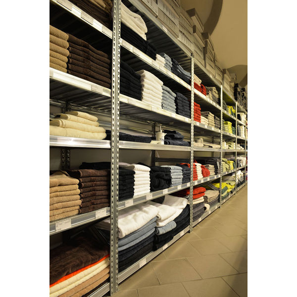 毎日の服選びをスムーズにする「スチールラック収納」のアイデア3つ。衣替えも服をたたむ時間も不要に OURHOME・Emiさん - 天然生活web