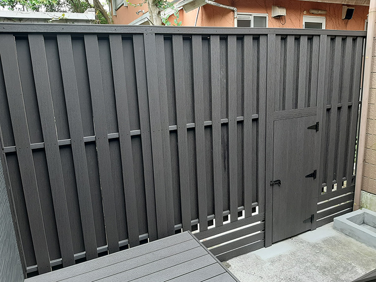 ウッドデッキに目隠しをつける方法を解説！目隠しをつけるメリット・デメリットも紹介