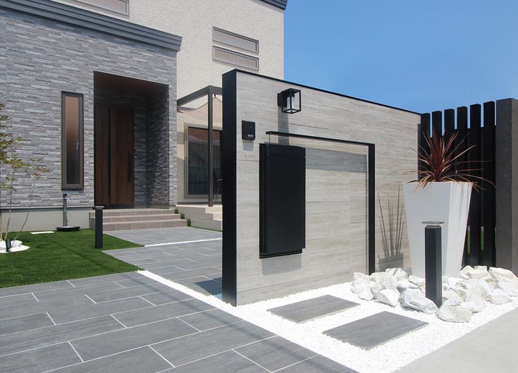 タイルのヘリンボーン貼り門袖が魅せる、表情豊かなファサード 一戸建て LIXILリフォームネットリフォーム事例