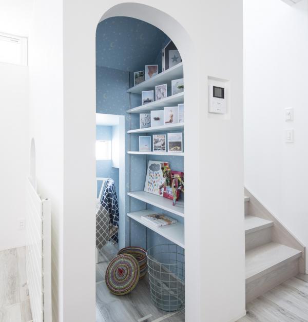 コーナーラック 三角 おしゃれ インテリア 飾り棚 廊下 玄関 階段 リビング ゲストを温かく迎えいれる玄関インテリア特集・コラム - ディノス