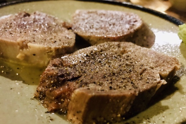 変わらぬ美味しさを提供し続ける四ッ谷の『たん焼き 忍』。丁寧に仕上げた茹でたんは外せない！｜お店の学校