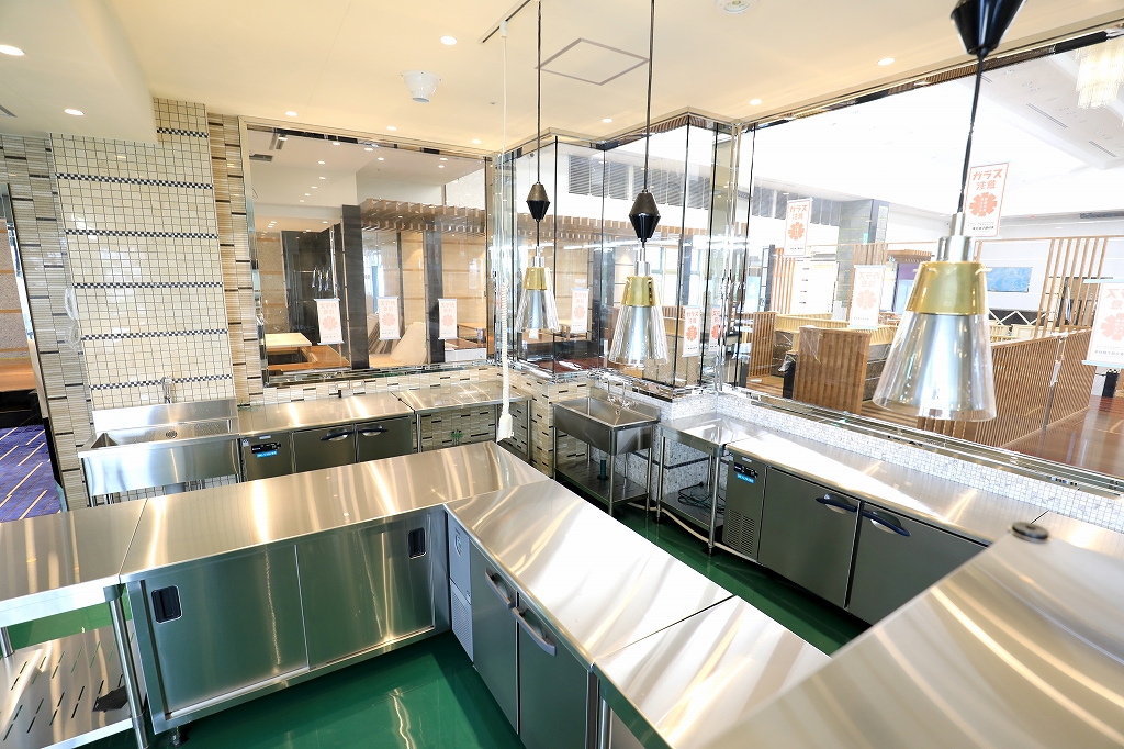 大勢でカウンター中央の火を取り囲む、洞窟のような飲食スペースデザリノ住宅・店舗・事務所物件のデザインリノベーション