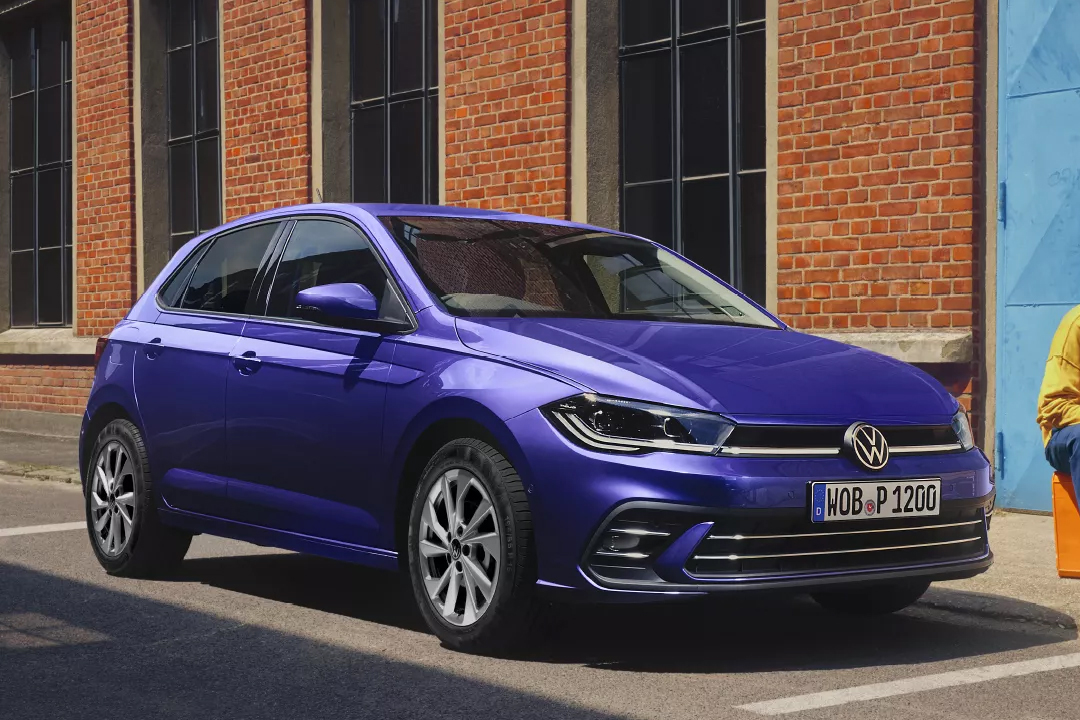 新型ポロＧＴＩ 内装パネル塗装＆ラッピング！ – アクア自動車