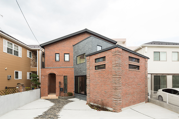 現代的な赤いレンガ造りの家の雪 - れんが造りの家のストックフォトや画像を多数ご用意 - れんが造りの家, アメリカ合衆国, アメリカ文化 -iStock