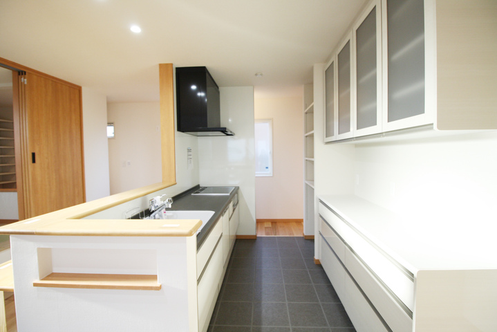 キッチンの床にタイルはあり？後悔しないためのメリット・デメリットリフォーム費用の一括見積り -リショップナビ