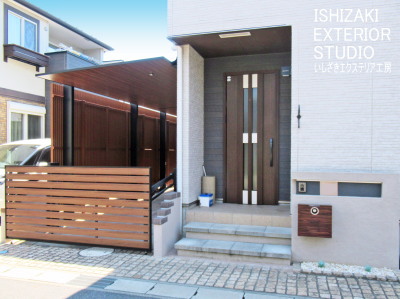 カーポート×目隠し×ゲートで木調モダンな防犯車庫にリフォーム 柏市F邸