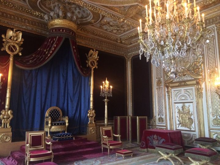 古代の城、ヨーロッパのビンテージ キッチン インテリア。伝統的なヨーロッパ建築、観光や旅行の有名な場所、中世の料理Premium写真