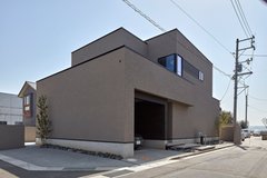 グレージュの 塗り壁 に板張り がアクセントになった外観のお家 寝室の アーチ型 の壁は 空間に特別感を感じさせてくれます -----------設計士とつくる家 このアカウントではコラボハウス の「ちょっとカッコイイ」おうちを 紹介しています𖠿 ‎ 気になることが