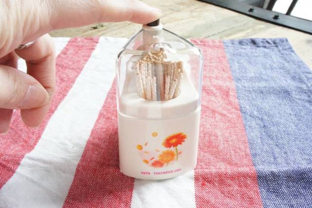 爪楊枝入れ マスコット付つまようじ立て リラックマつまようじ入れ ようじ入れ 楊枝入れ つまようじ ケース 卓上用品 つまようじケースキッチン雑貨 キッチン収納 容器 整理 机 テーブル 食卓 卓上 卓上収納 おしゃれ かわいい:リビングート JRE MALL店通販JRE