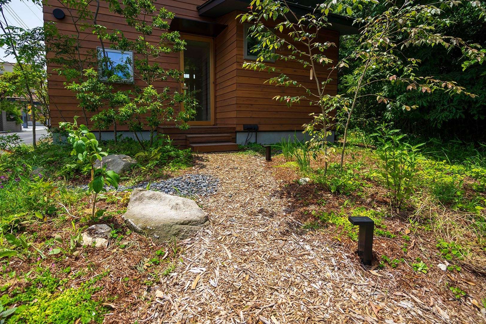 限られた庭のスペースを快適に！コンクリートで地面をエリア分けして有効活用する方法。ウチソトスタイル