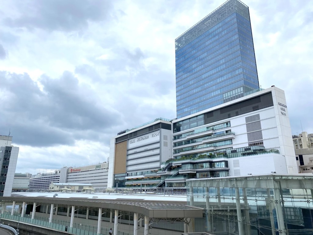 横浜駅の各出口（西口・東口・みなみ・きた）はどんなとこ？駅前広場・周辺の様子など案内 | ハマのくま横浜散歩