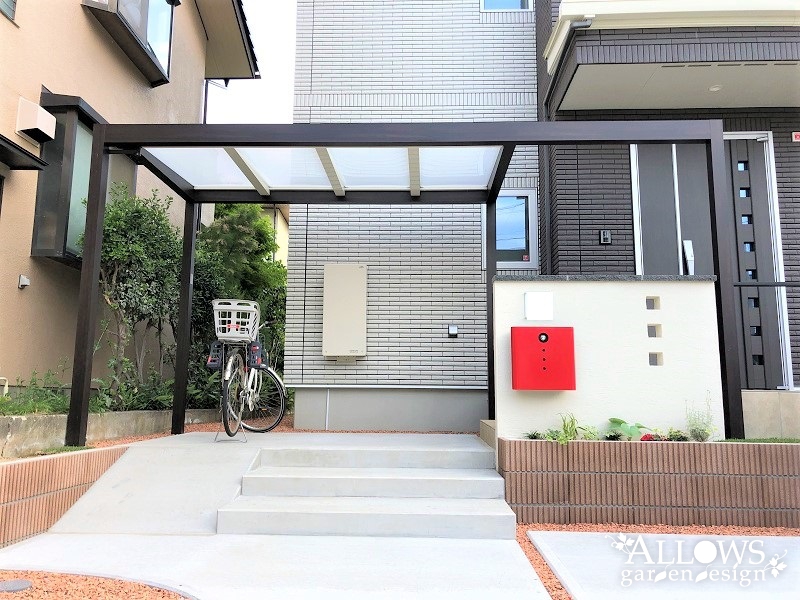 屋根付きのポーチは、駐車場から雨に濡れずに玄関までアクセスできるので便利 くふうイエタテ